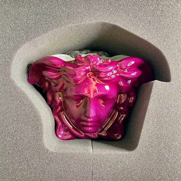 Versace x Rosenthal Medusa Grande Fuchsia Porcelain Scented Candle in Box - Picture 9 of 15